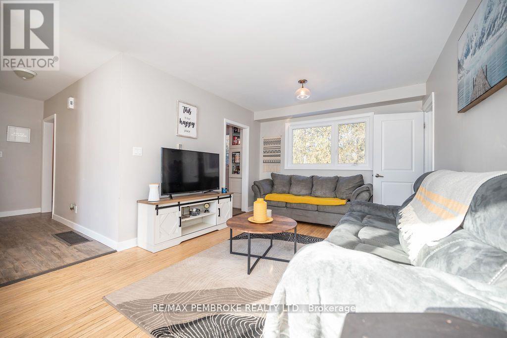 13 Highland Crescent, Deep River, Ontario  K0J 1P0 - Photo 17 - X12372712