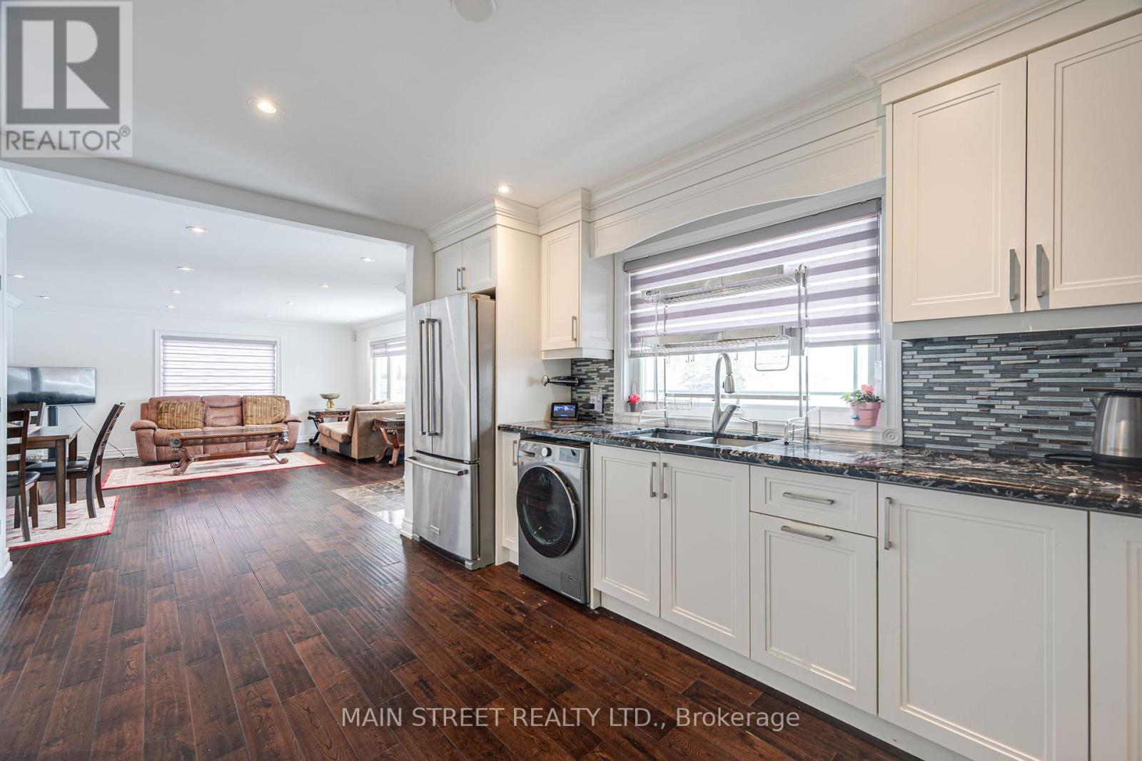 18166 Leslie Street, East Gwillimbury, Ontario  L9N 0M5 - Photo 4 - N12372701