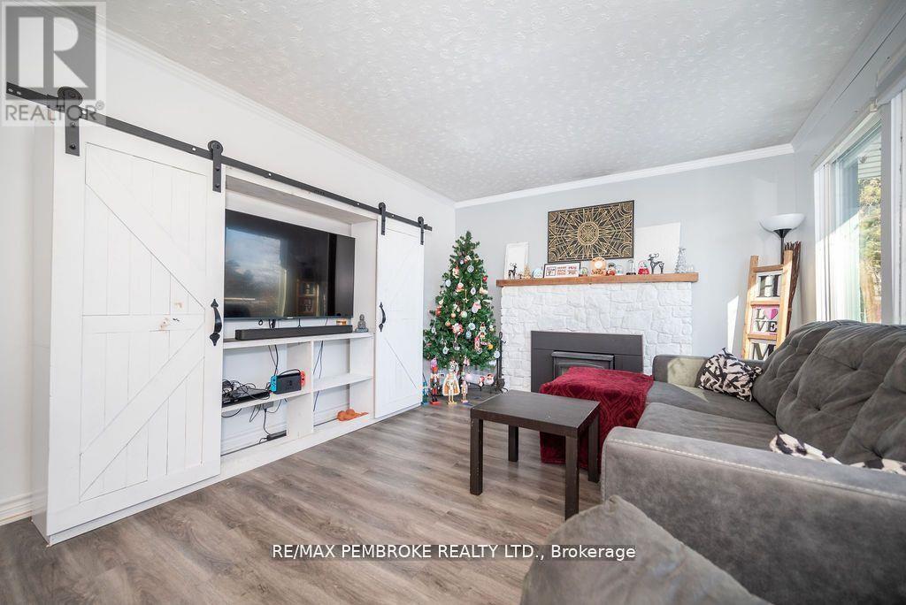 36 Labine Crescent, Petawawa, Ontario  K8H 2J2 - Photo 11 - X12372729
