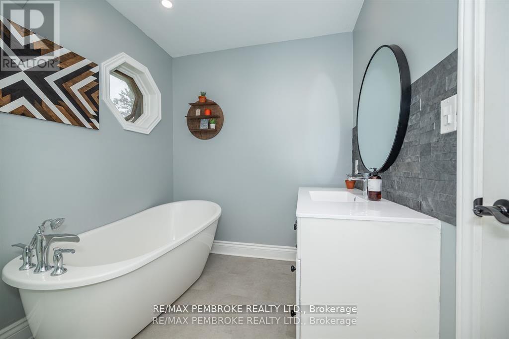 36 Labine Crescent, Petawawa, Ontario  K8H 2J2 - Photo 23 - X12372729