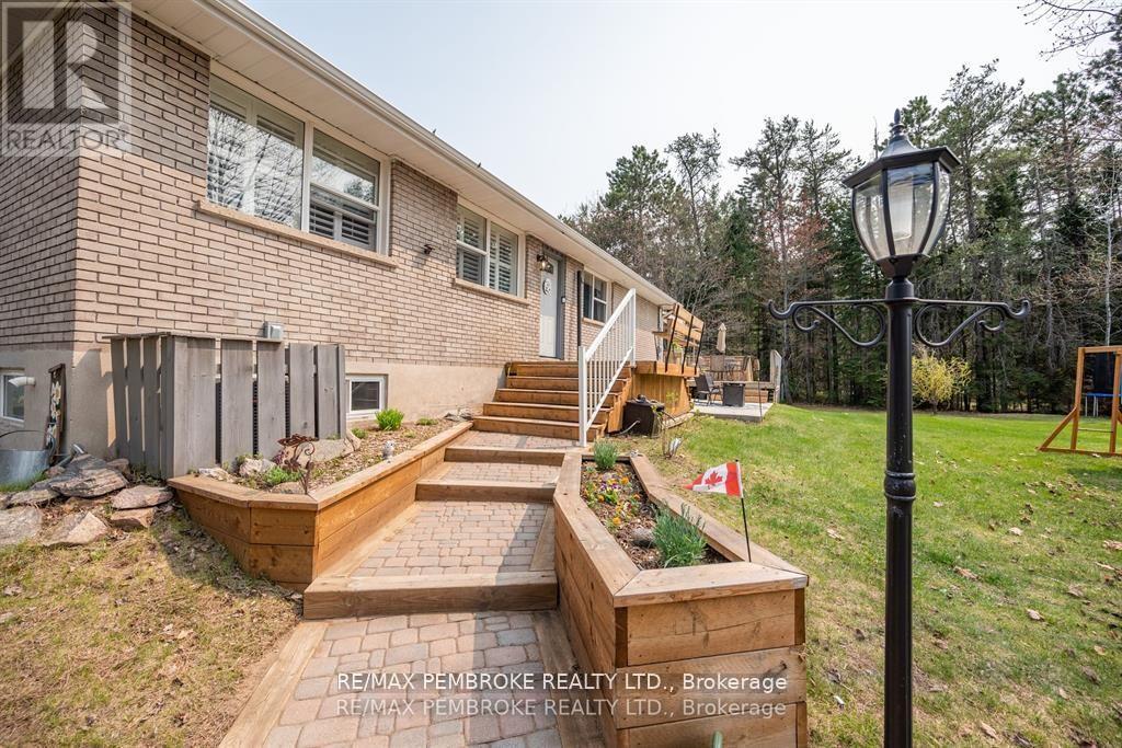 36 Labine Crescent, Petawawa, Ontario  K8H 2J2 - Photo 31 - X12372729