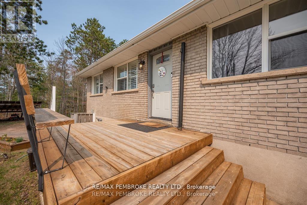 36 Labine Crescent, Petawawa, Ontario  K8H 2J2 - Photo 32 - X12372729
