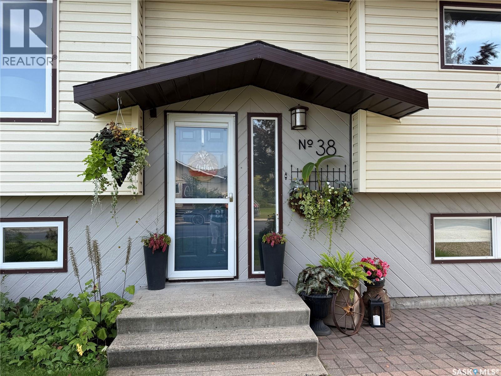 38 Howard Crescent, Lanigan, Saskatchewan  S0K 2M0 - Photo 2 - SK017055