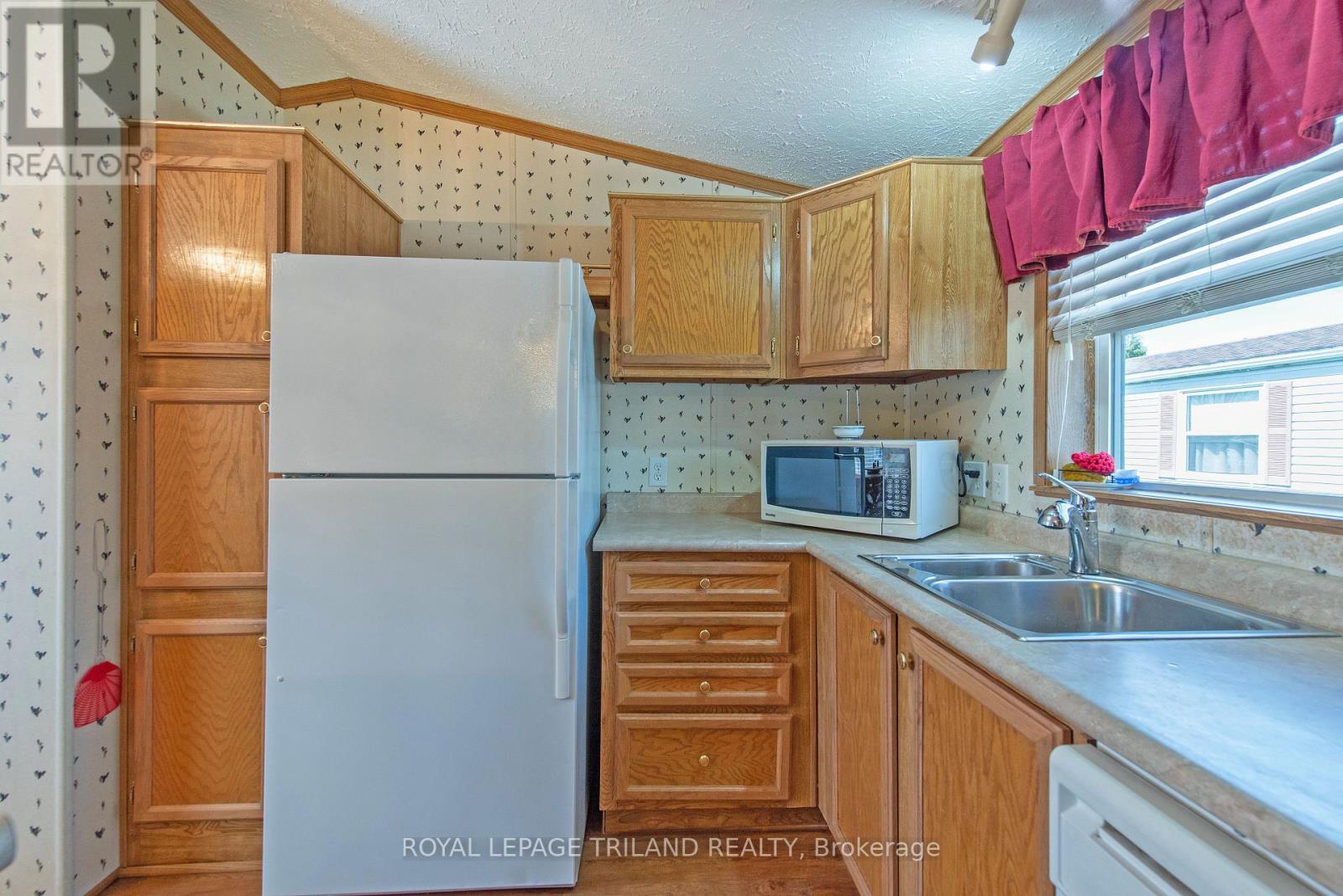 A - 5 Stewart Street, Strathroy-Caradoc, Ontario  N7G 1A1 - Photo 10 - X12372761