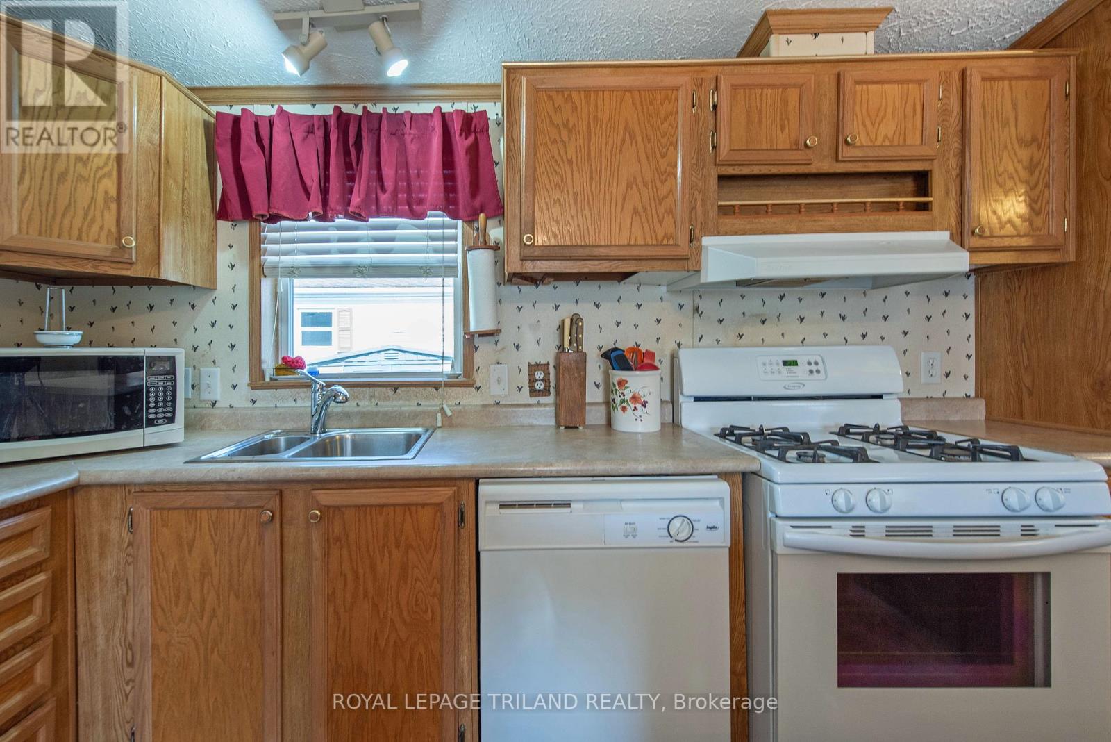 A - 5 Stewart Street, Strathroy-Caradoc, Ontario  N7G 1A1 - Photo 8 - X12372761