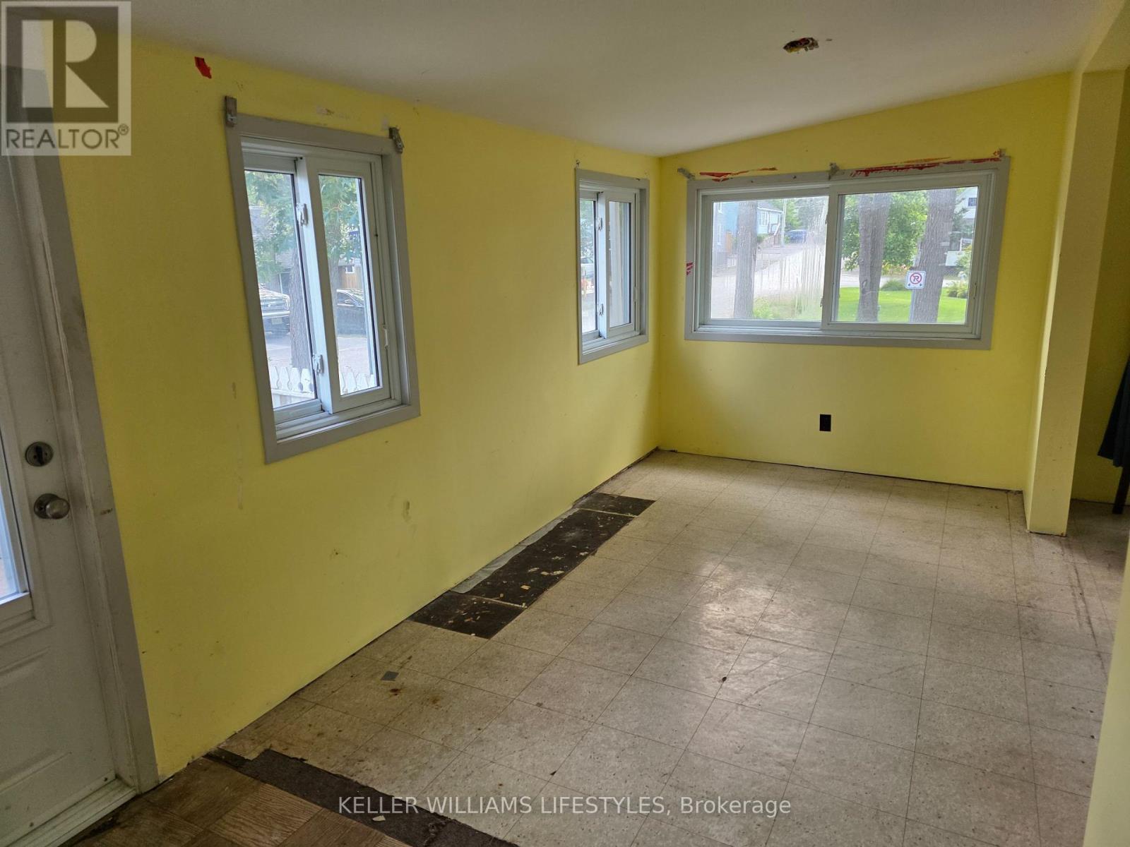 58 Centre Street, Lambton Shores, Ontario  N0M 1T0 - Photo 11 - X12368912