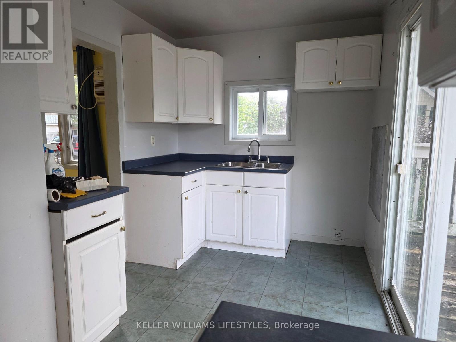 58 Centre Street, Lambton Shores, Ontario  N0M 1T0 - Photo 21 - X12368912