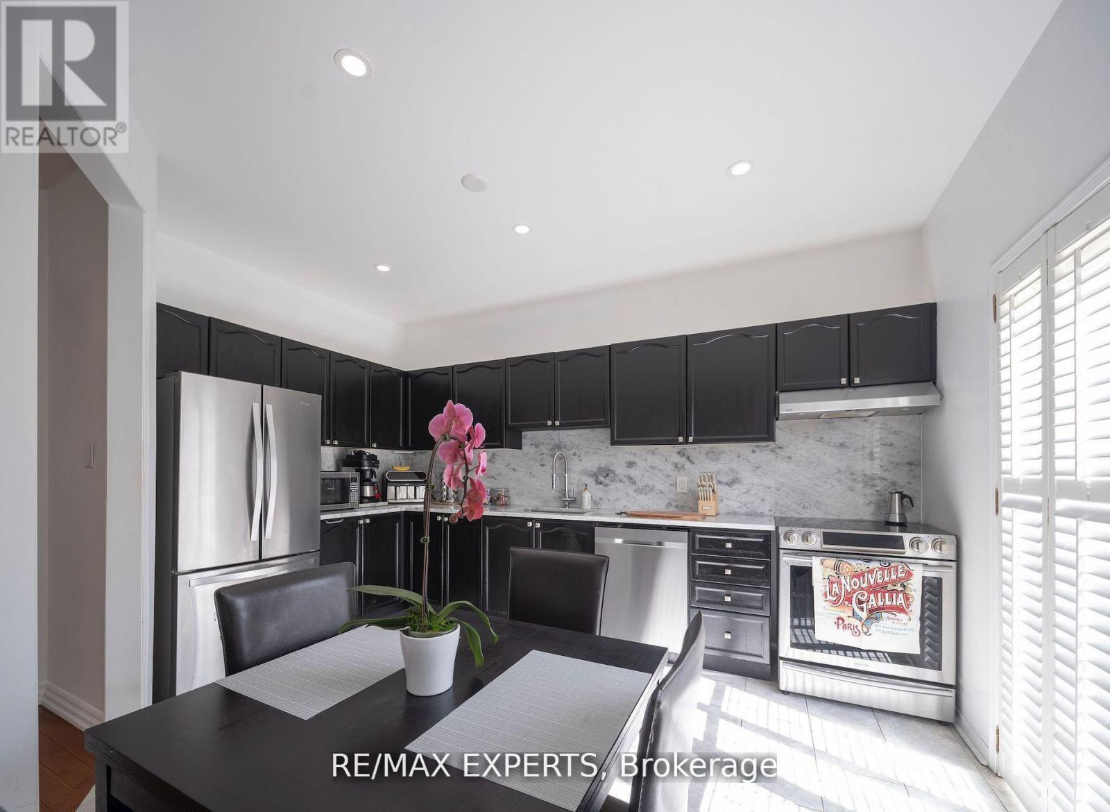 272 Hoover Park Drive, Whitchurch-Stouffville, Ontario  L4A 1K9 - Photo 11 - N12372806