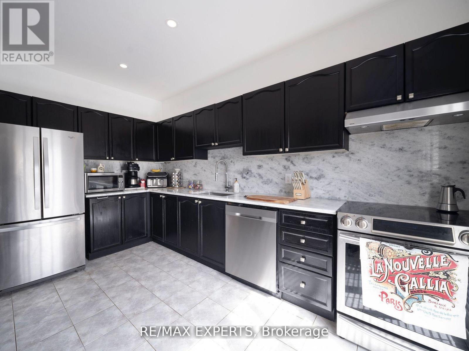 272 Hoover Park Drive, Whitchurch-Stouffville, Ontario  L4A 1K9 - Photo 12 - N12372806