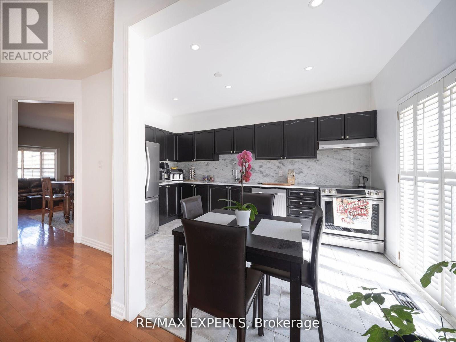 272 Hoover Park Drive, Whitchurch-Stouffville, Ontario  L4A 1K9 - Photo 13 - N12372806