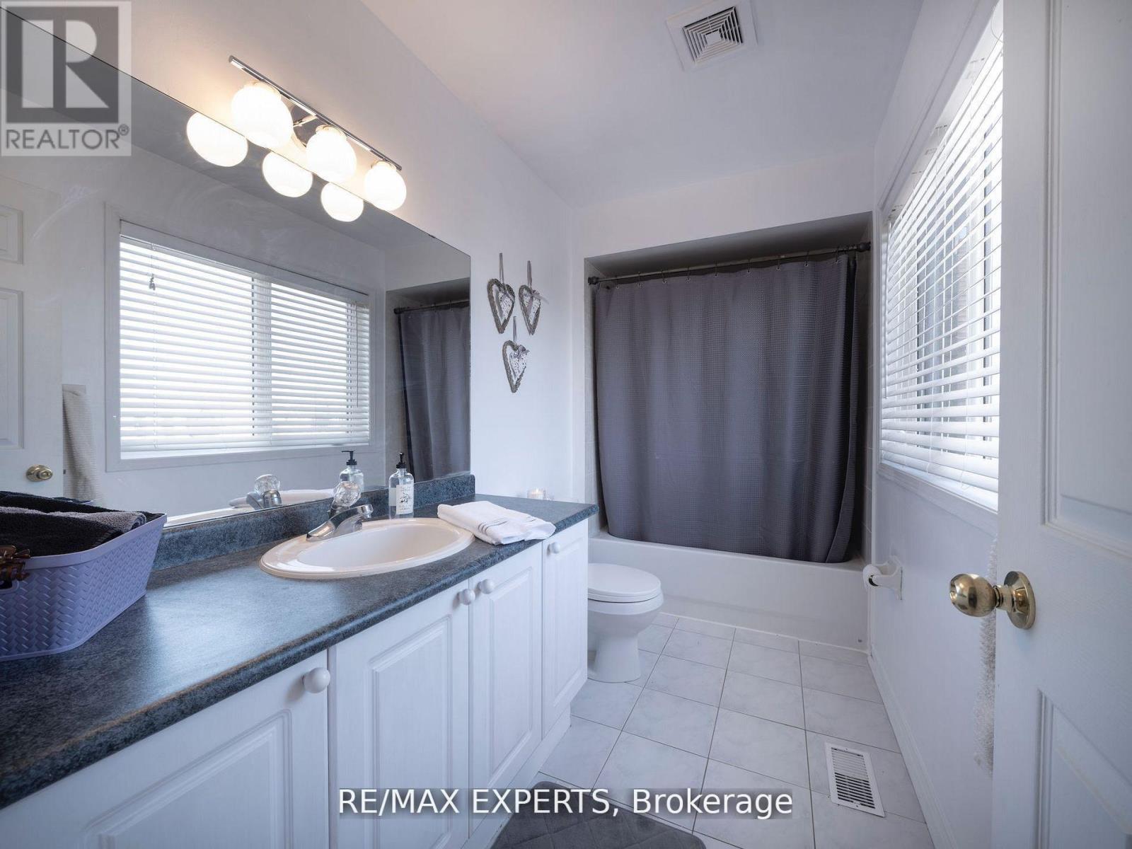272 Hoover Park Drive, Whitchurch-Stouffville, Ontario  L4A 1K9 - Photo 20 - N12372806