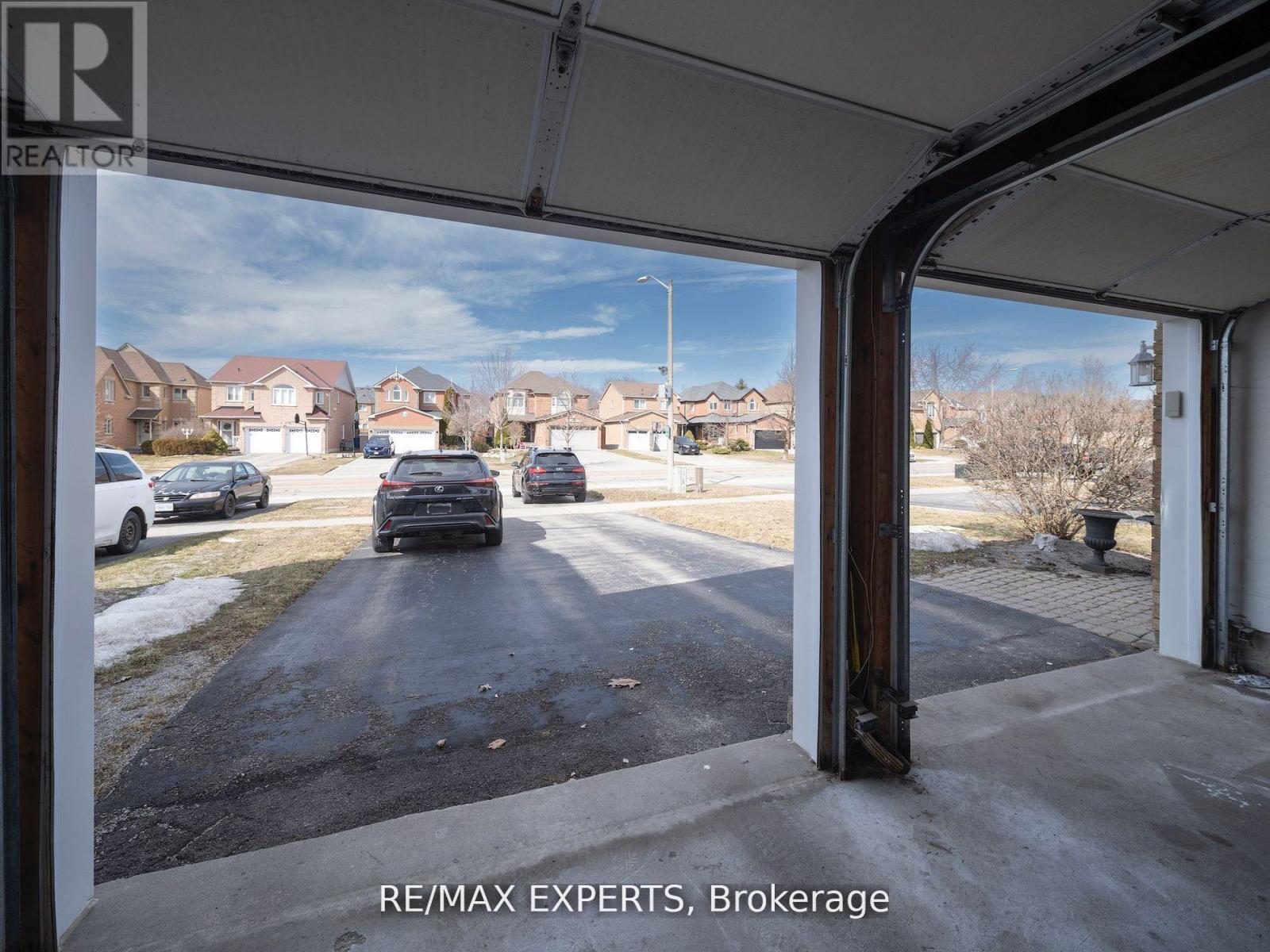 272 Hoover Park Drive, Whitchurch-Stouffville, Ontario  L4A 1K9 - Photo 34 - N12372806