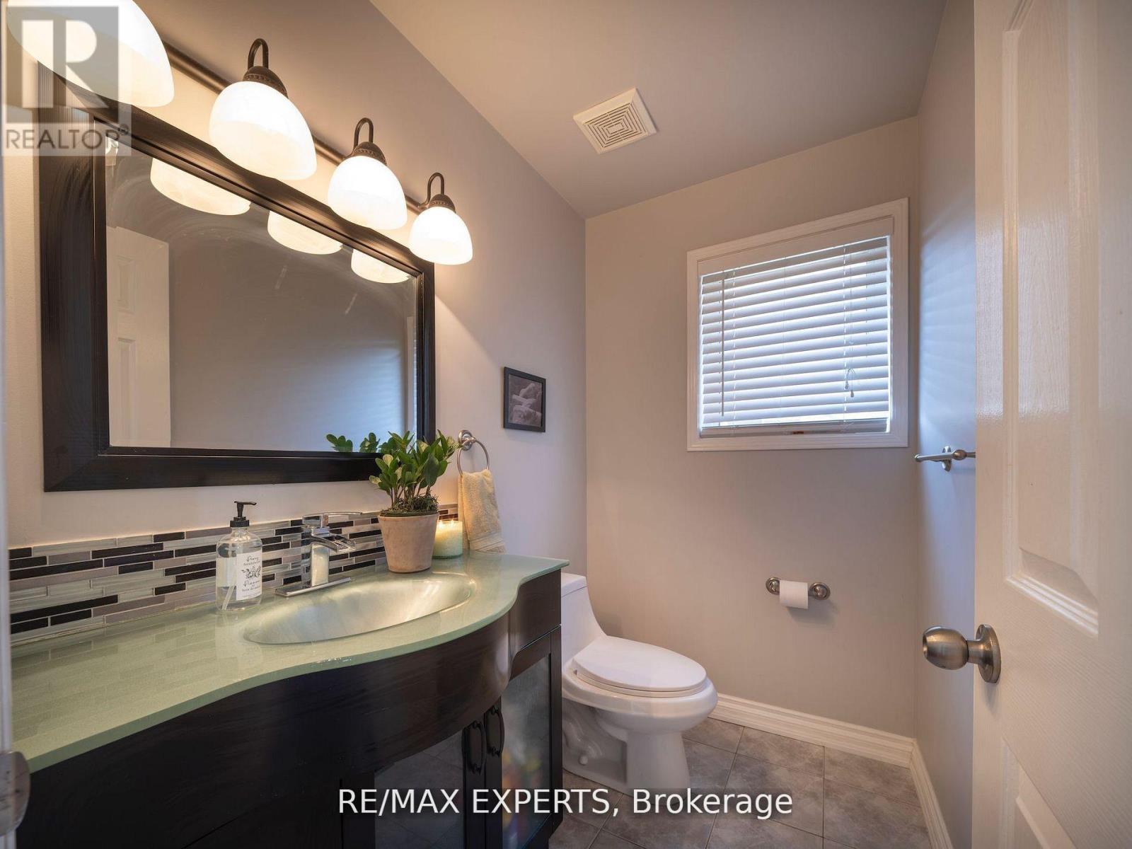 272 Hoover Park Drive, Whitchurch-Stouffville, Ontario  L4A 1K9 - Photo 6 - N12372806