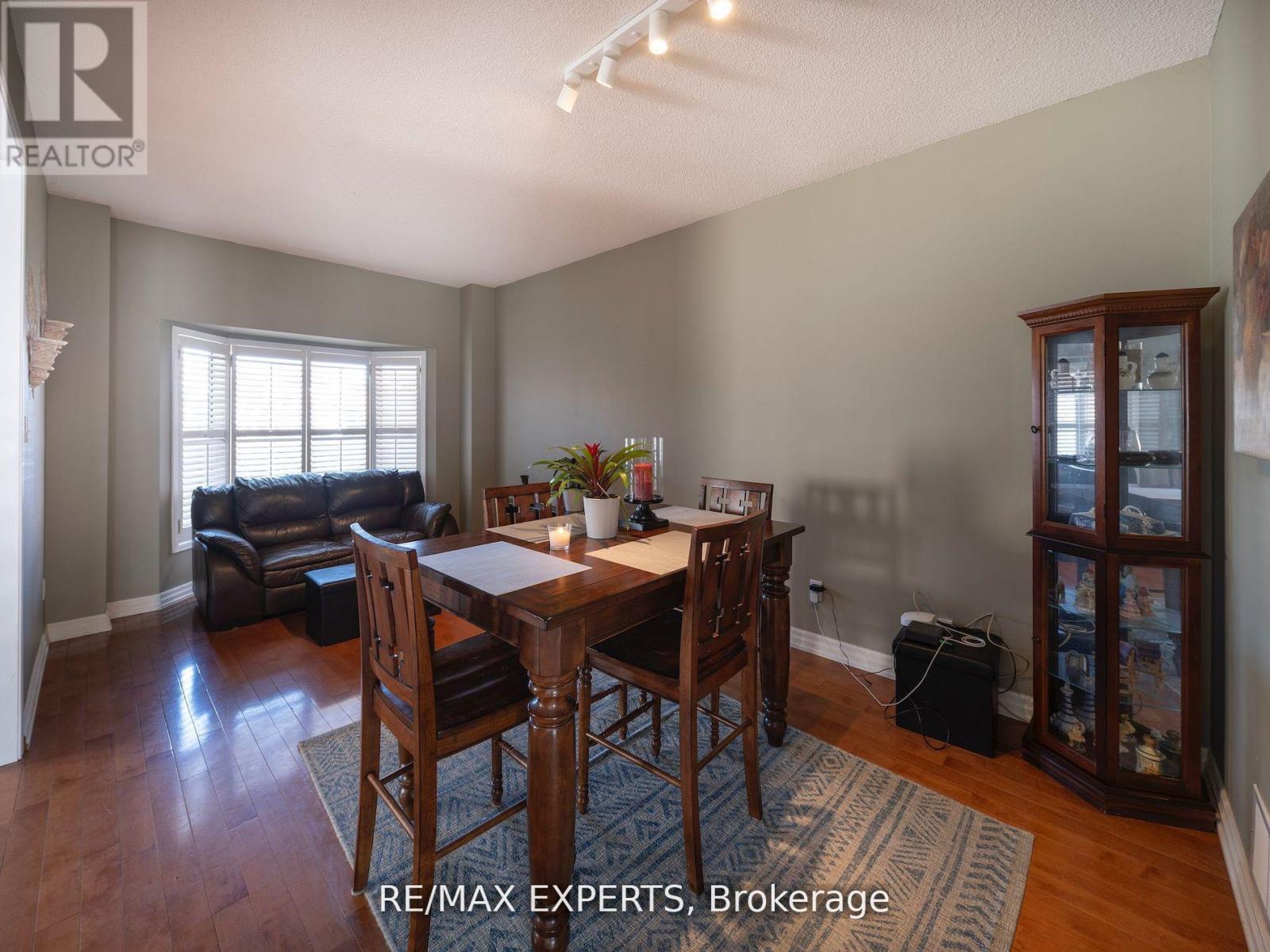 272 Hoover Park Drive, Whitchurch-Stouffville, Ontario  L4A 1K9 - Photo 7 - N12372806