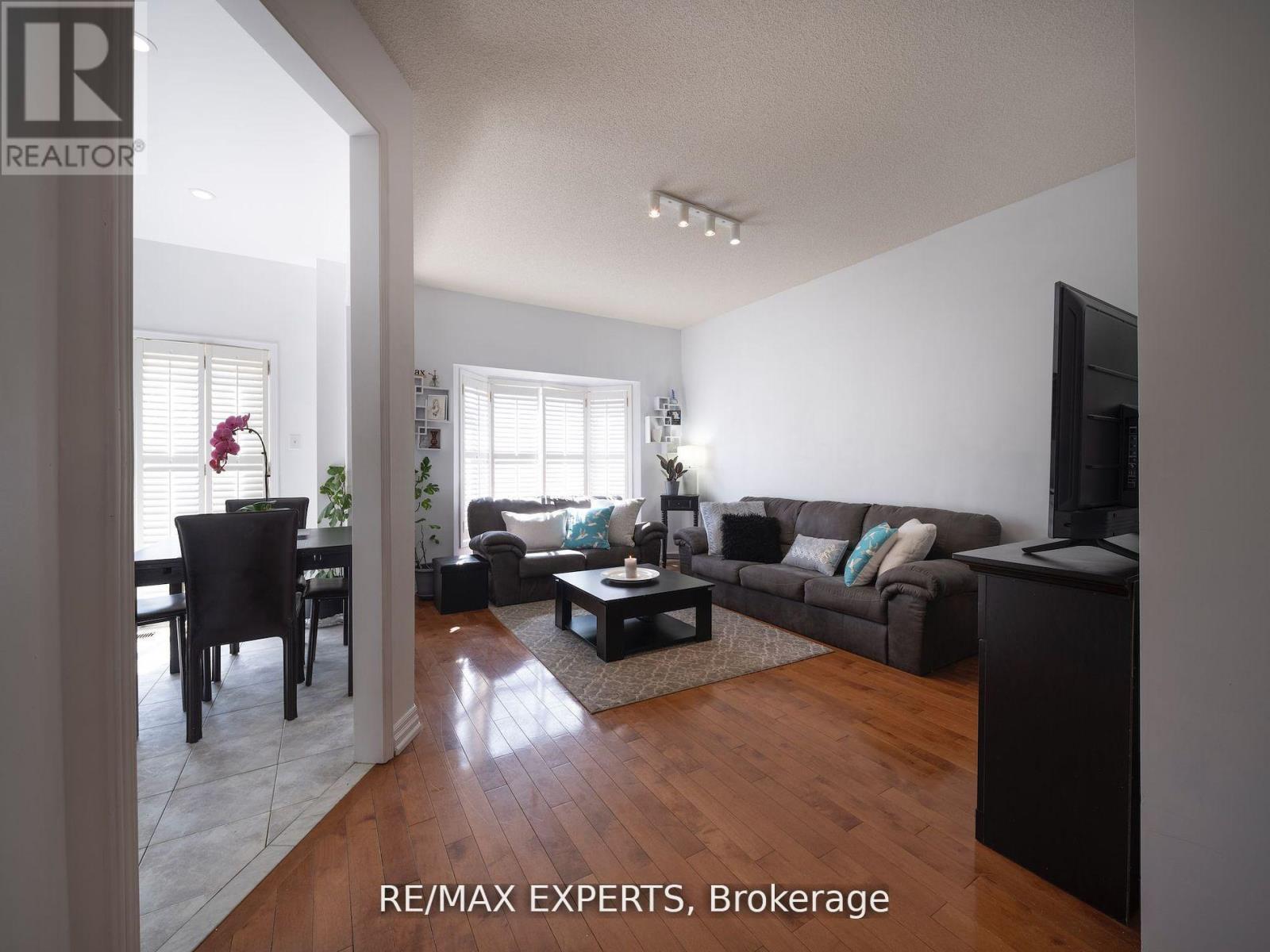 272 Hoover Park Drive, Whitchurch-Stouffville, Ontario  L4A 1K9 - Photo 8 - N12372806