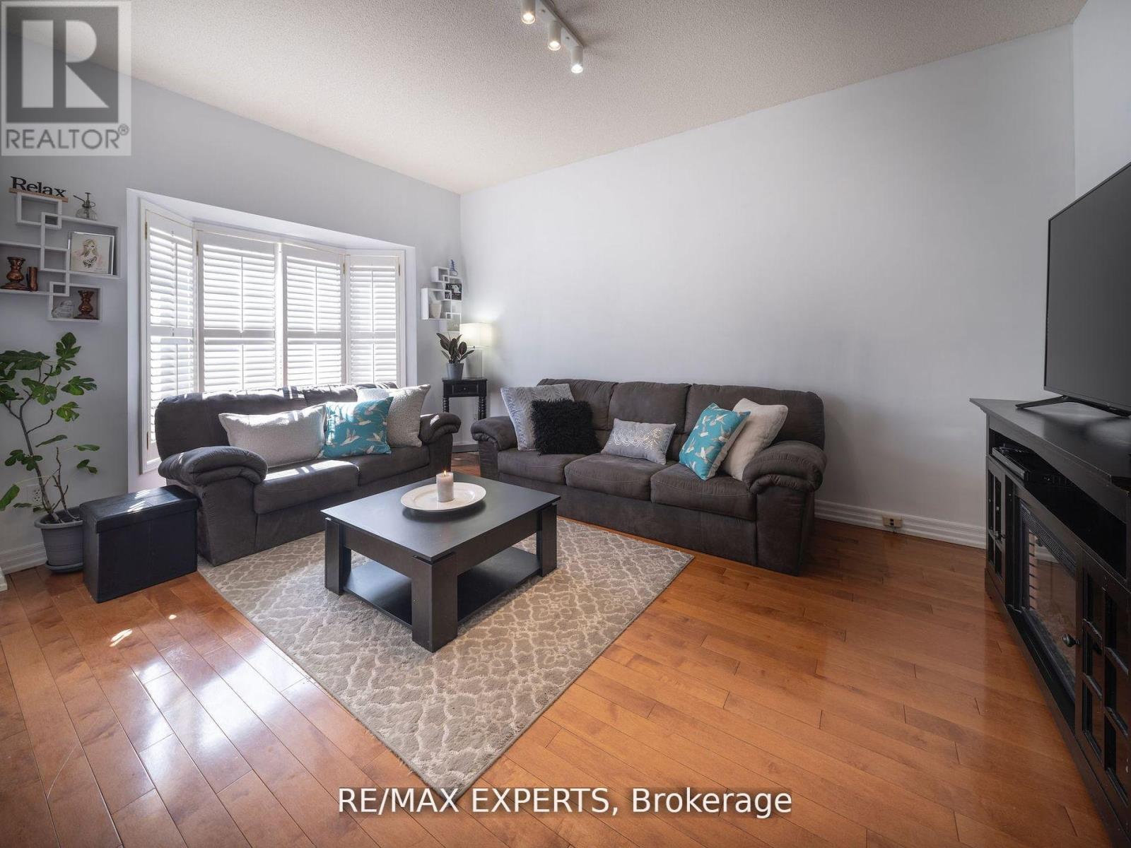 272 Hoover Park Drive, Whitchurch-Stouffville, Ontario  L4A 1K9 - Photo 9 - N12372806