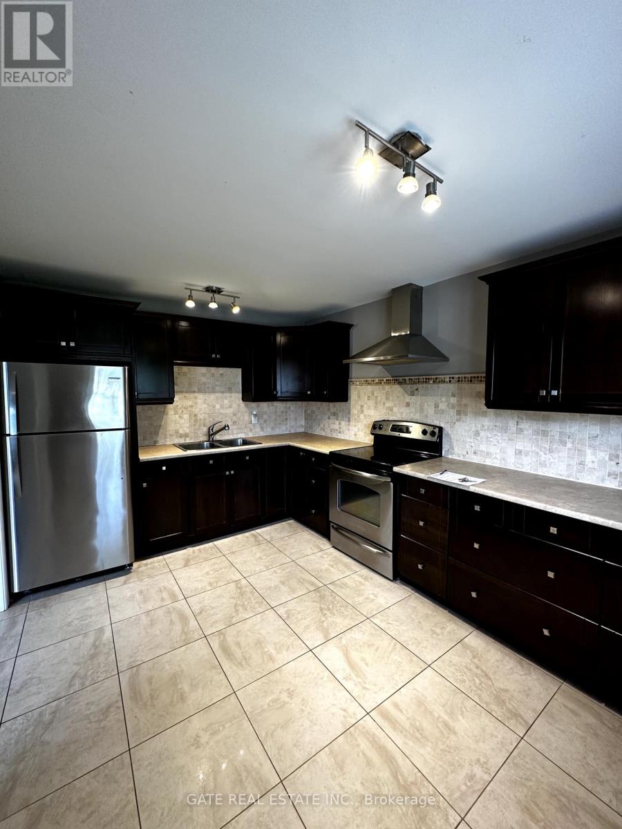 86 Bond Crescent, Richmond Hill, Ontario  L4E 3K7 - Photo 2 - N12372828