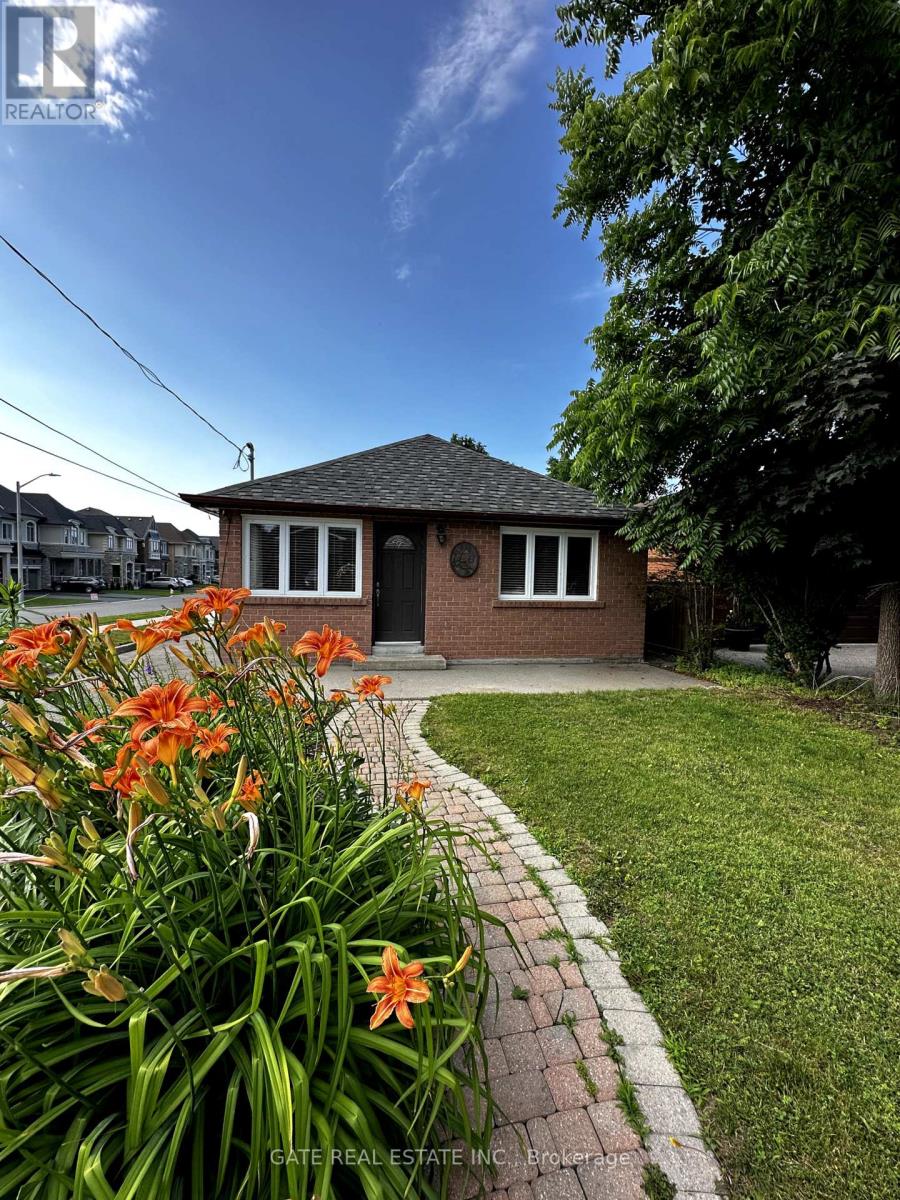 86 Bond Crescent, Richmond Hill, Ontario  L4E 3K7 - Photo 4 - N12372828
