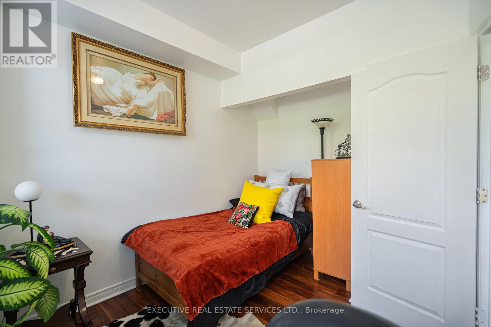 24 Michael Power Place, Toronto (Islington-City Centre West), Ontario  M9A 5G9 - Photo 11 - W12372837