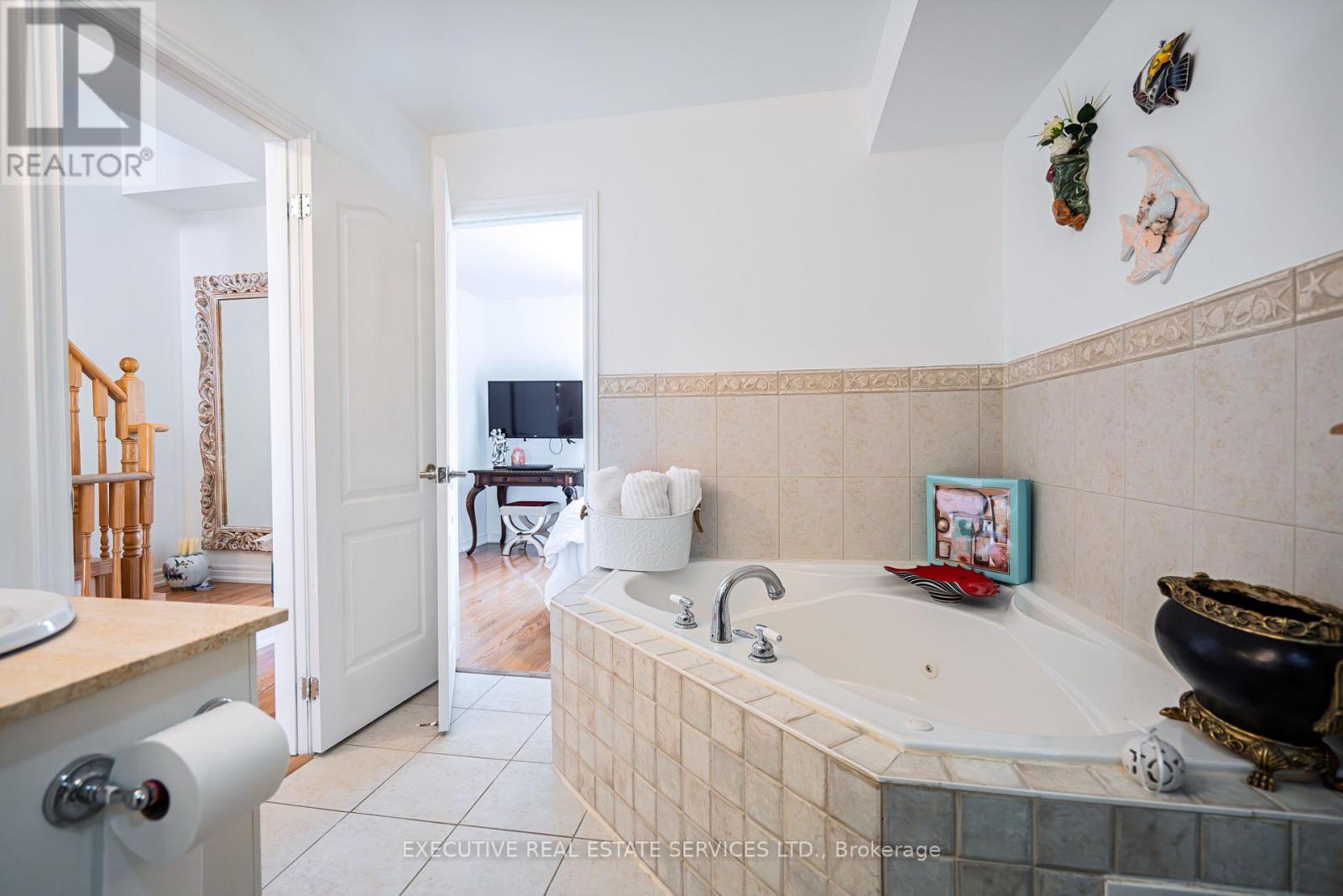 24 Michael Power Place, Toronto, Ontario  M9A 5G9 - Photo 38 - W12372837