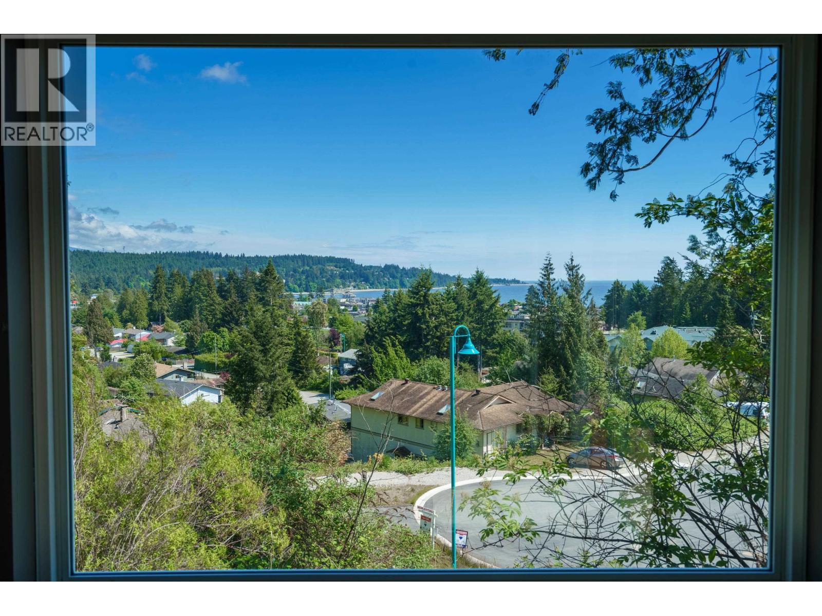 5628 Medusa Place, Sechelt, British Columbia  V0N 3A3 - Photo 3 - R3041781