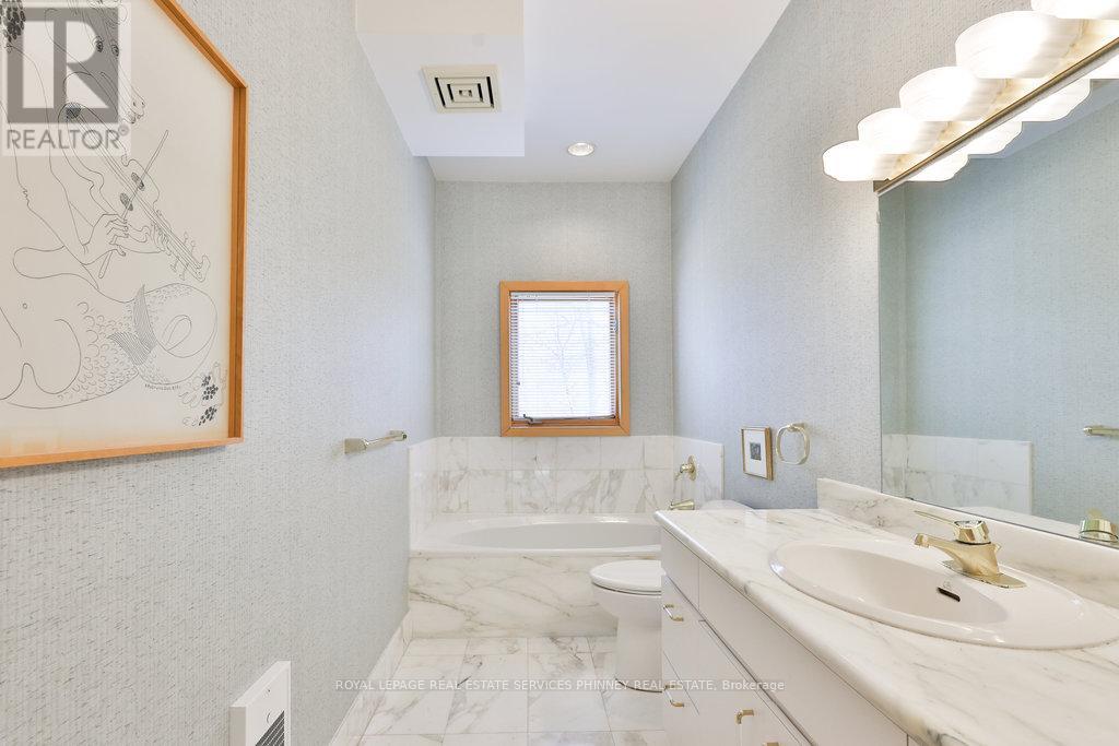 937 Whittier Crescent, Mississauga, Ontario  L5H 2X4 - Photo 29 - W12372879