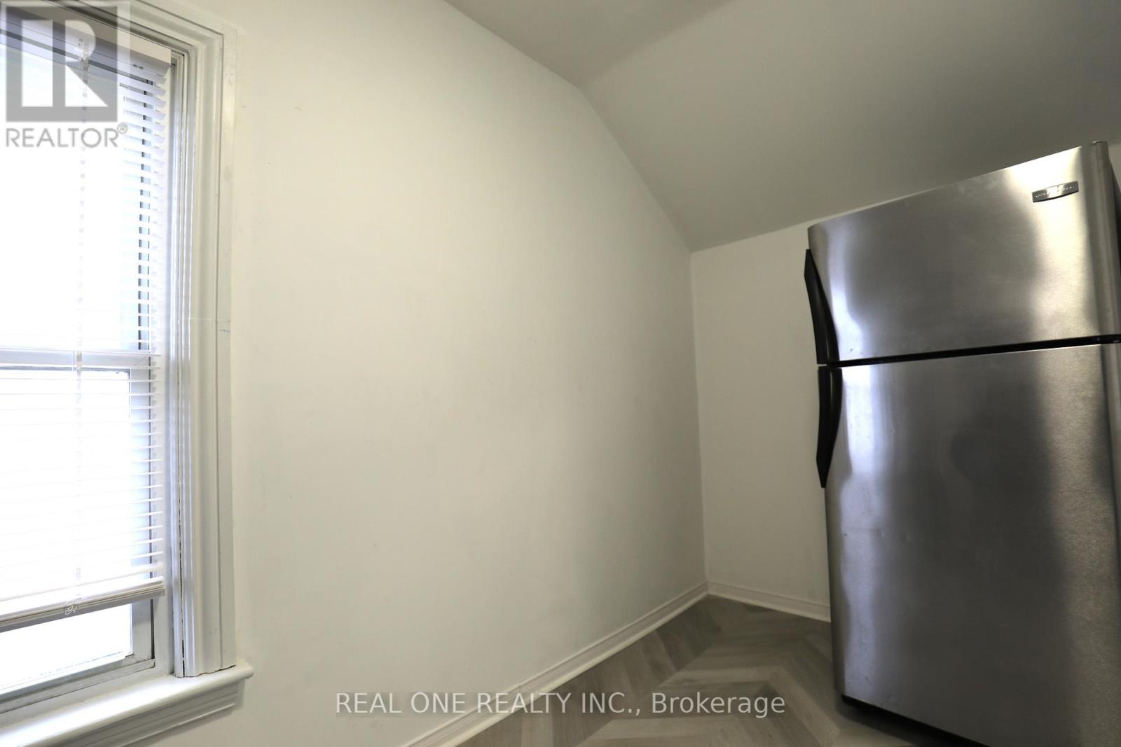 Upper Level Unit - 148 Victoria Avenue N, Hamilton, Ontario  L8L 5E8 - Photo 11 - X12372873