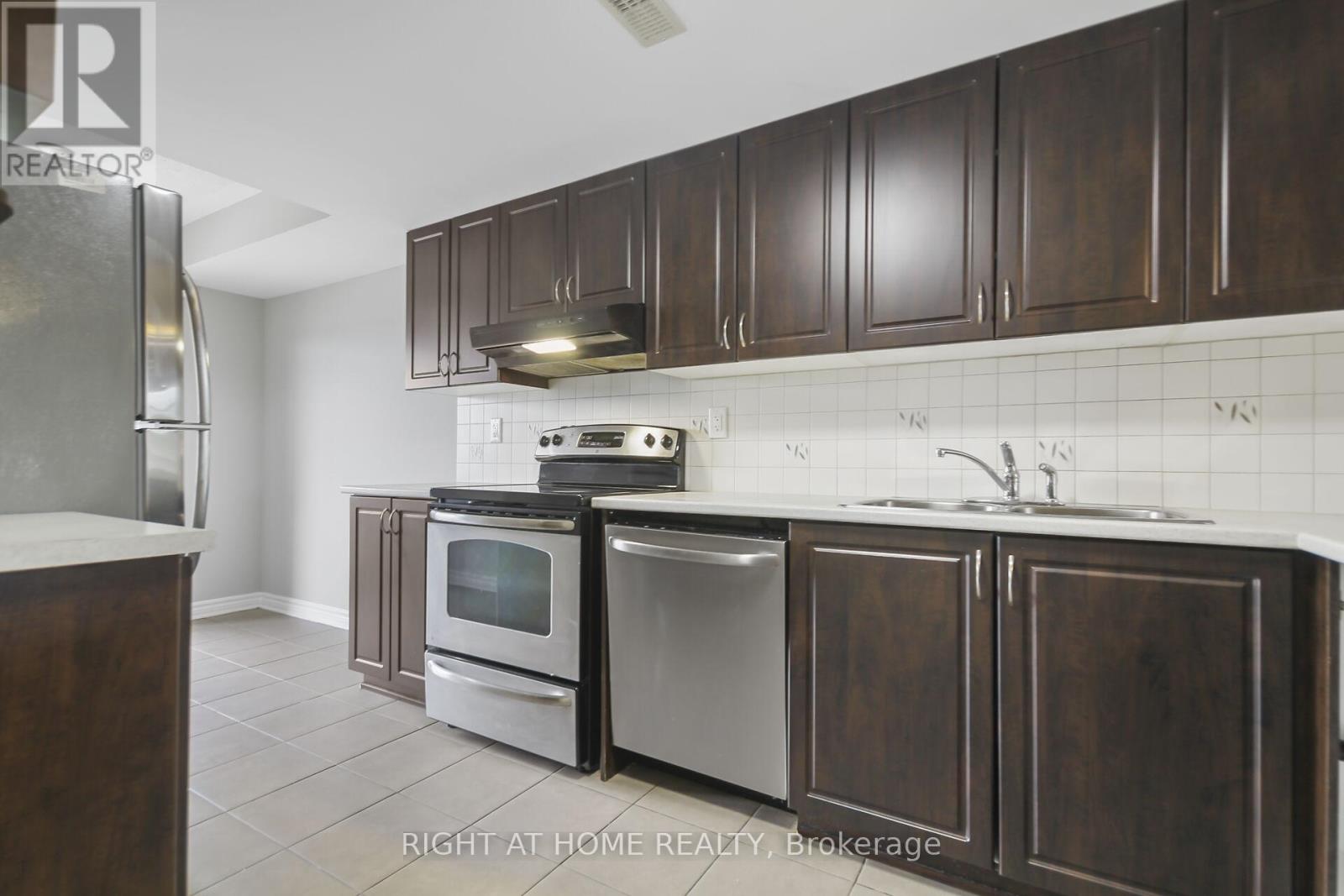B - 1120 Klondike Road, Ottawa, Ontario  K2K 0H2 - Photo 11 - X12296150