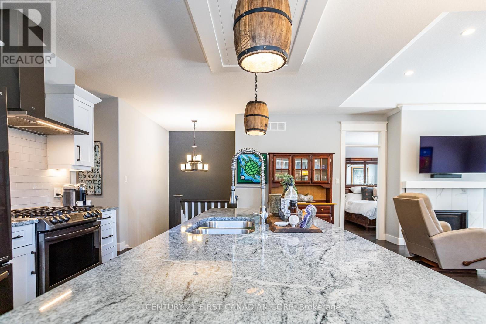 7 Sunrise Lane, Lambton Shores, Ontario  N0M 1T0 - Photo 13 - X12372967