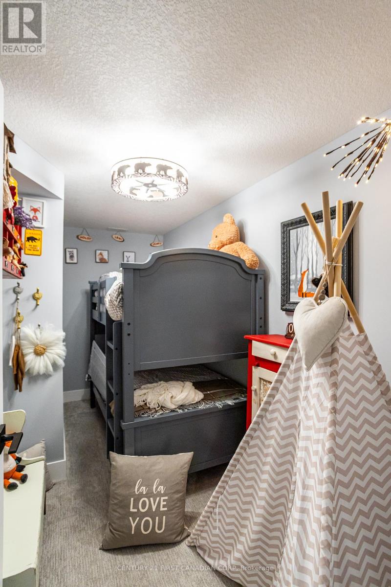 7 Sunrise Lane, Lambton Shores, Ontario  N0M 1T0 - Photo 35 - X12372967