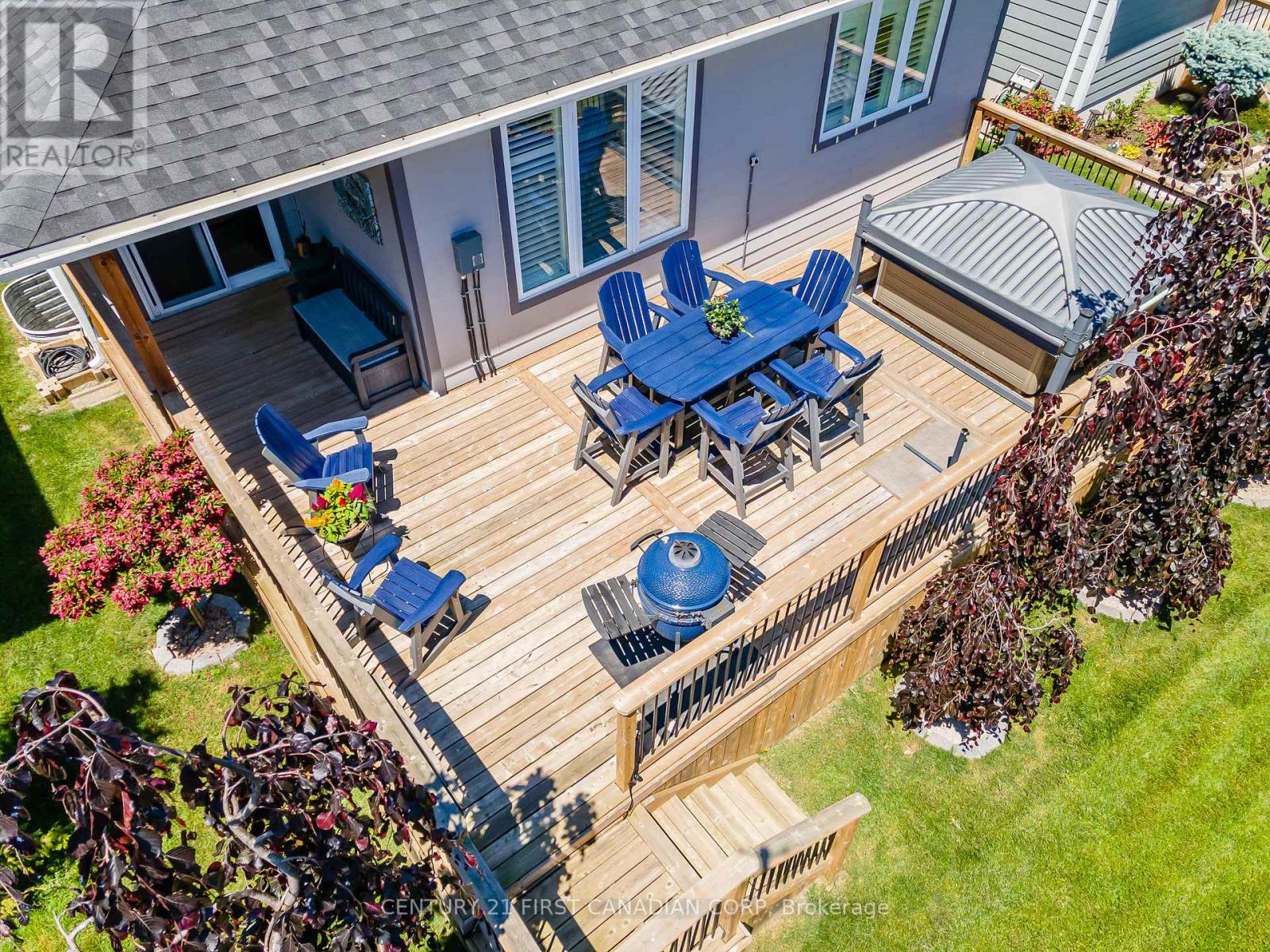 7 Sunrise Lane, Lambton Shores, Ontario  N0M 1T0 - Photo 6 - X12372967