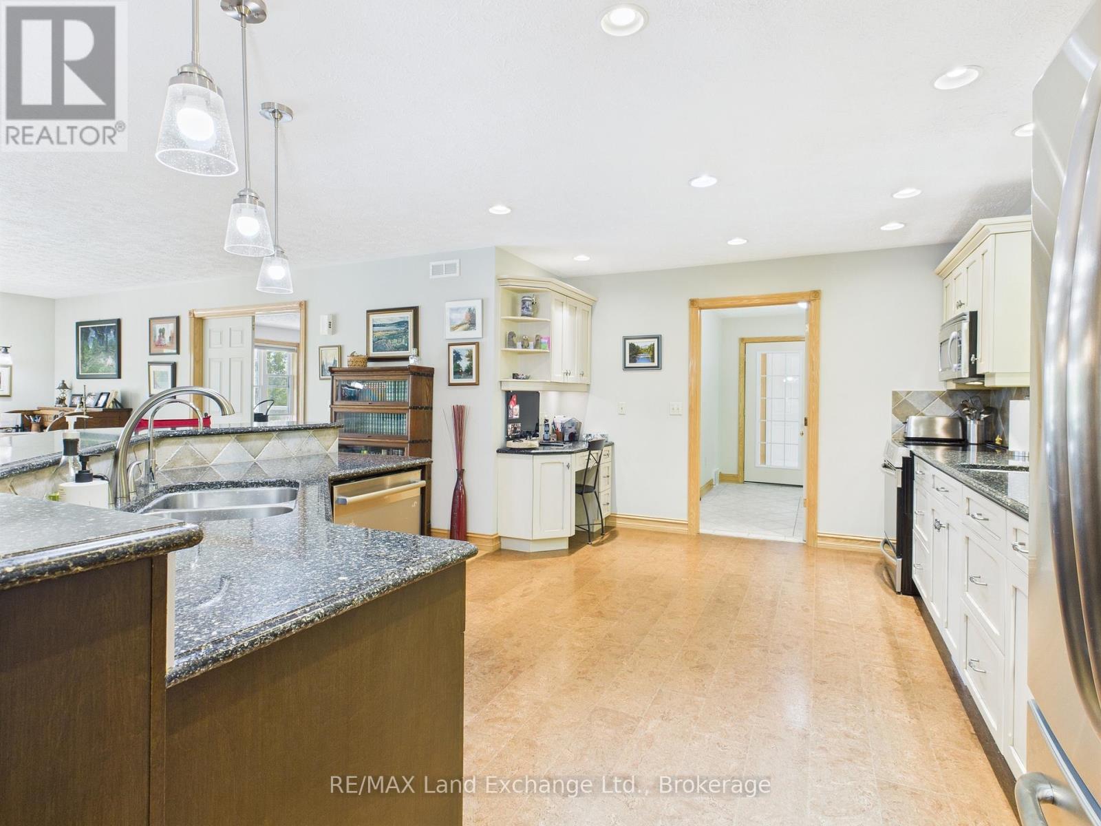 390 Paradise Lake Street, Huron-Kinloss, Ontario  N0G 2H0 - Photo 24 - X12373009