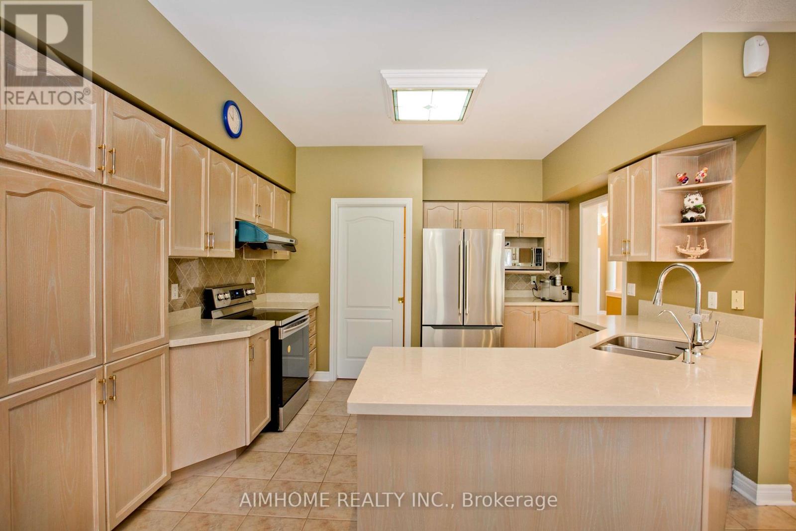 99 Colesbrook Road, Richmond Hill, Ontario  L4S 2G3 - Photo 12 - N12372994