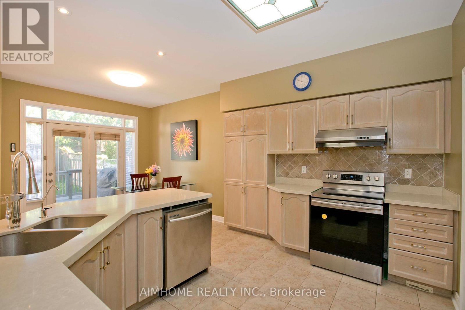 99 Colesbrook Road, Richmond Hill, Ontario  L4S 2G3 - Photo 17 - N12372994
