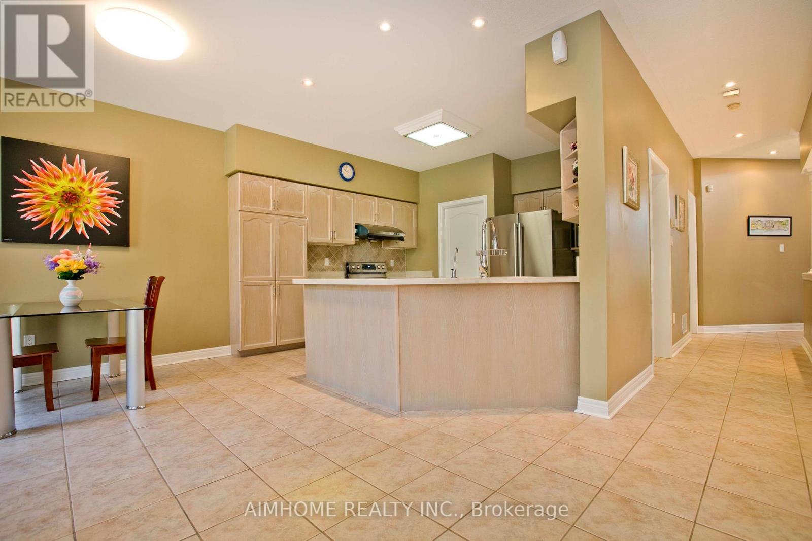 99 Colesbrook Road, Richmond Hill, Ontario  L4S 2G3 - Photo 6 - N12372994