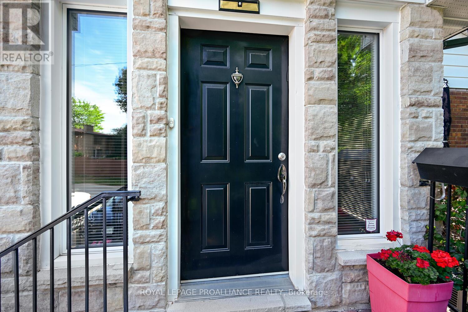 10 Cliffside Crescent, Brockville, Ontario  K6V 3A1 - Photo 4 - X12373021