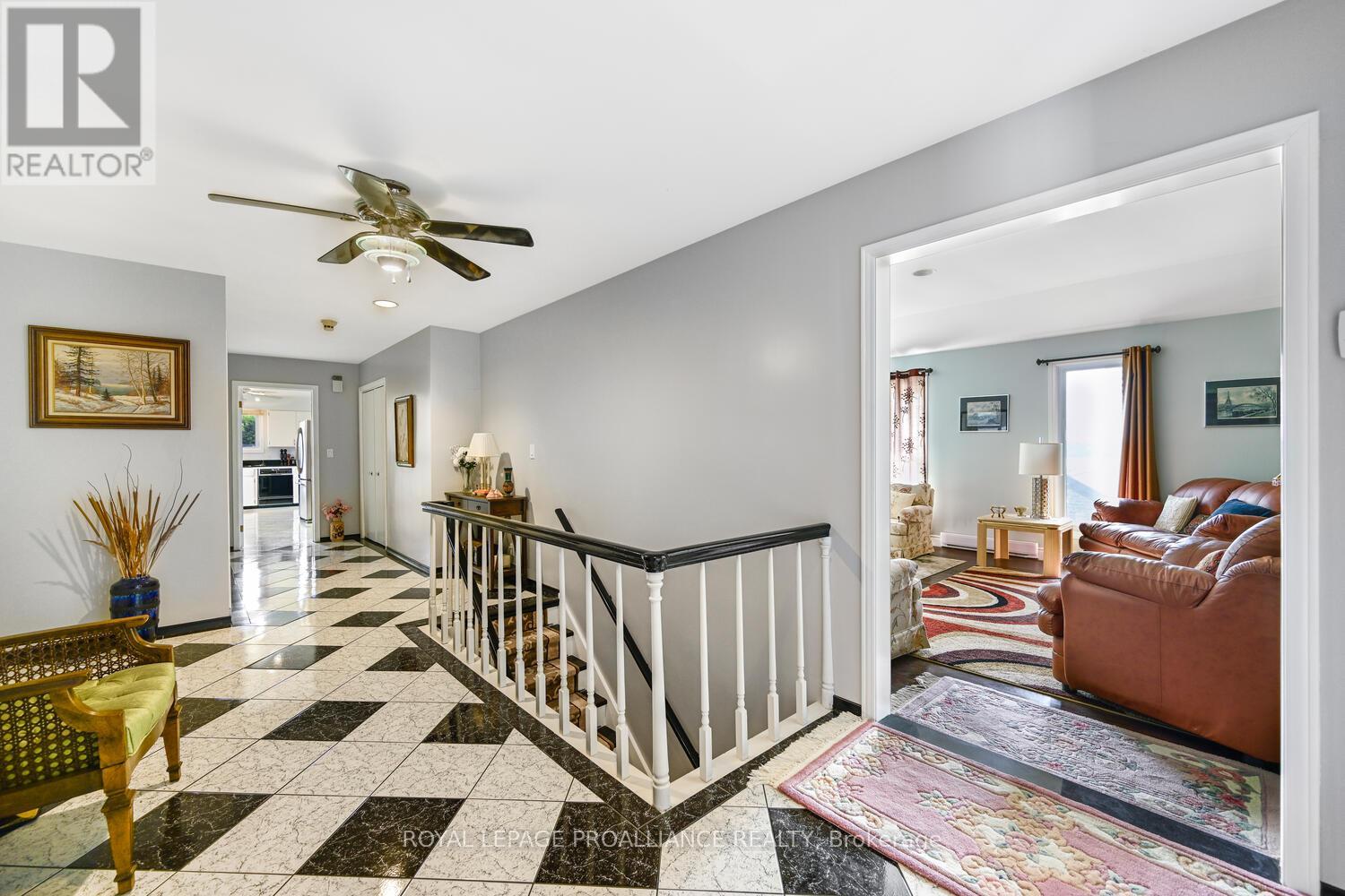 10 Cliffside Crescent, Brockville, Ontario  K6V 3A1 - Photo 5 - X12373021