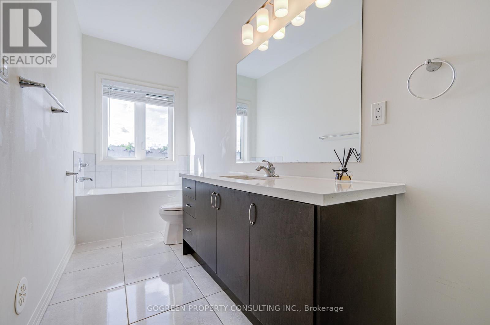 242 Thomas Cook Avenue, Vaughan (Patterson), Ontario  L6A 4Z9 - Photo 24 - N12373043