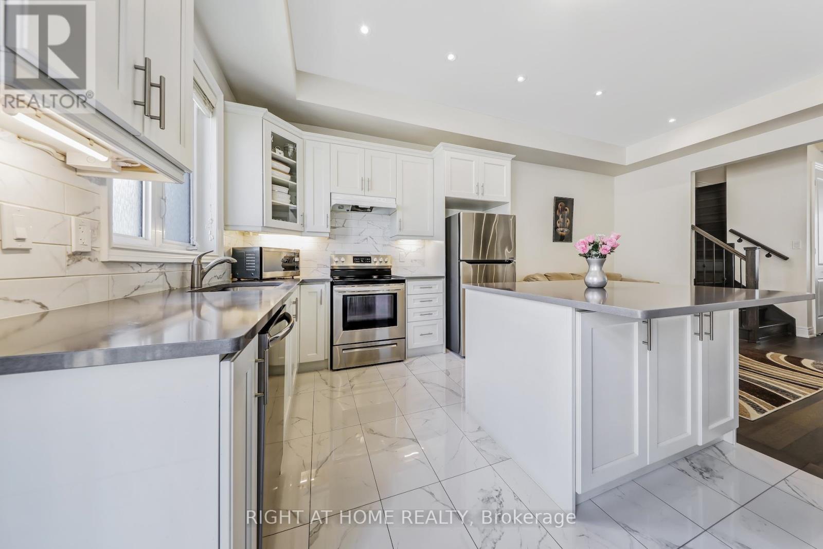 16 Lasalle Lane, Richmond Hill, Ontario  L4C 7V6 - Photo 10 - N12373080