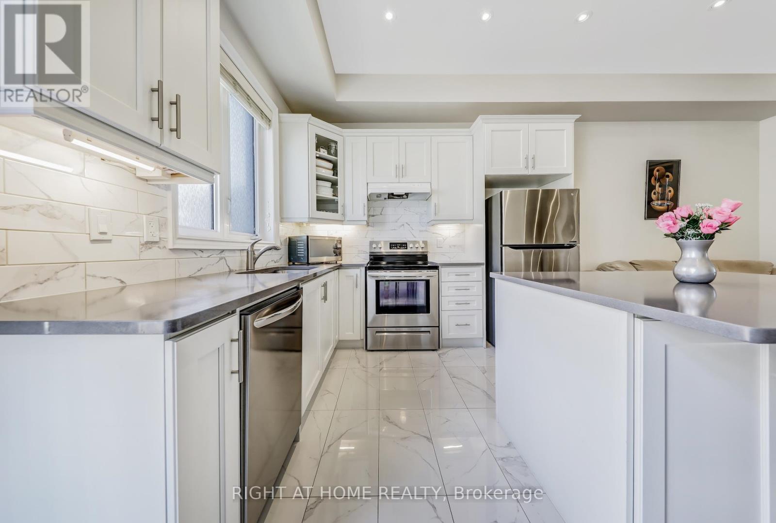 16 Lasalle Lane, Richmond Hill, Ontario  L4C 7V6 - Photo 11 - N12373080