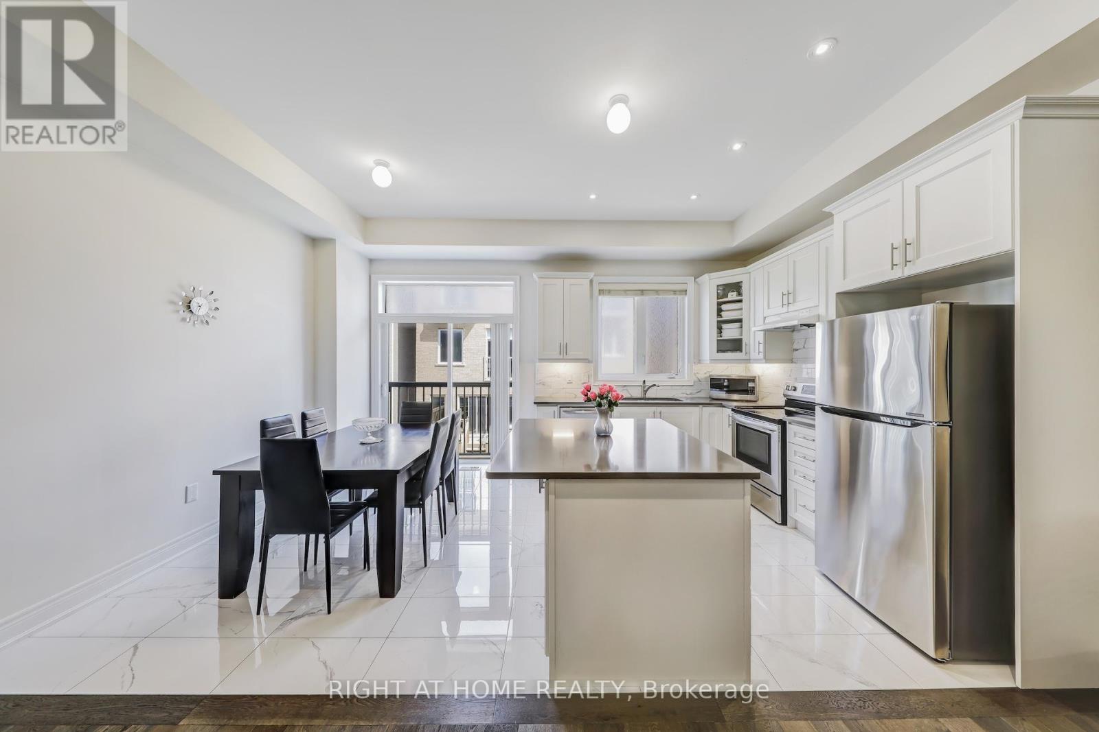 16 Lasalle Lane, Richmond Hill, Ontario  L4C 7V6 - Photo 13 - N12373080
