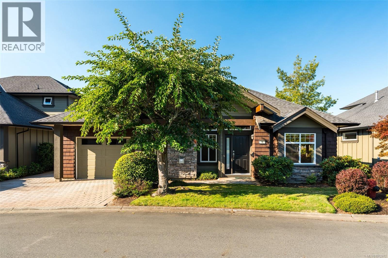 9 2229 Graduation Pl, Saanich, British Columbia
