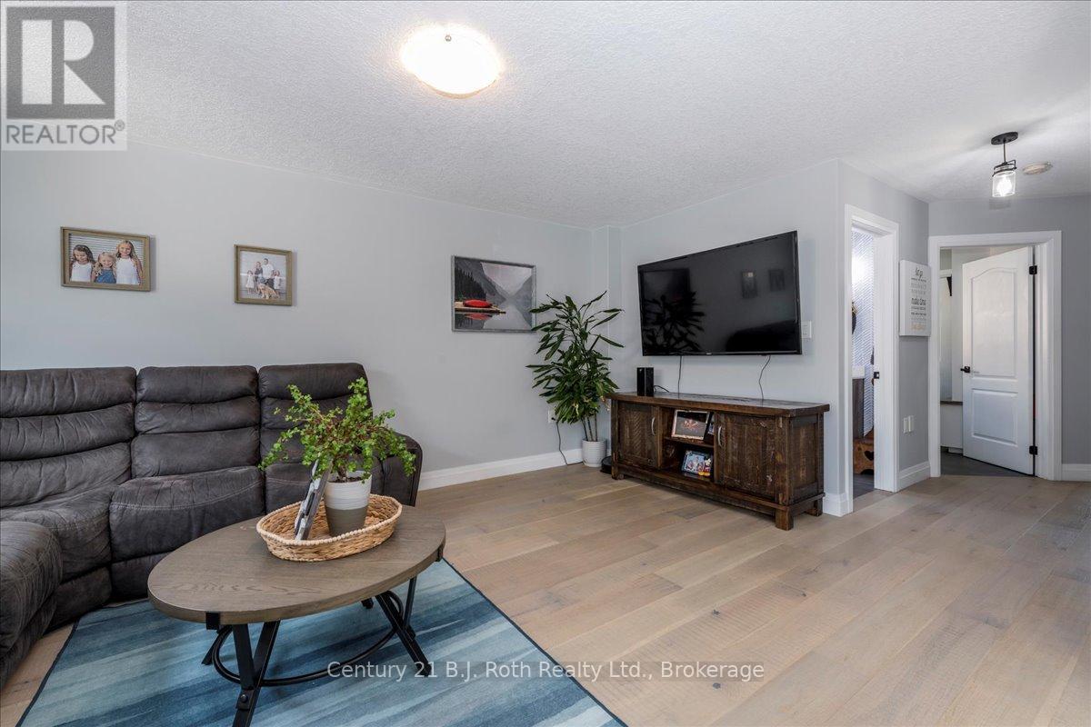 4 Sheppard Drive, Tay, Ontario  L0K 2A0 - Photo 10 - S12373168