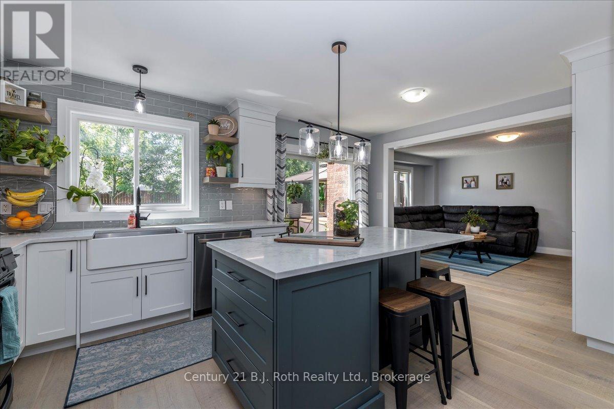 4 Sheppard Drive, Tay, Ontario  L0K 2A0 - Photo 13 - S12373168