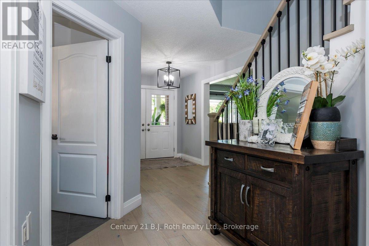 4 Sheppard Drive, Tay, Ontario  L0K 2A0 - Photo 6 - S12373168