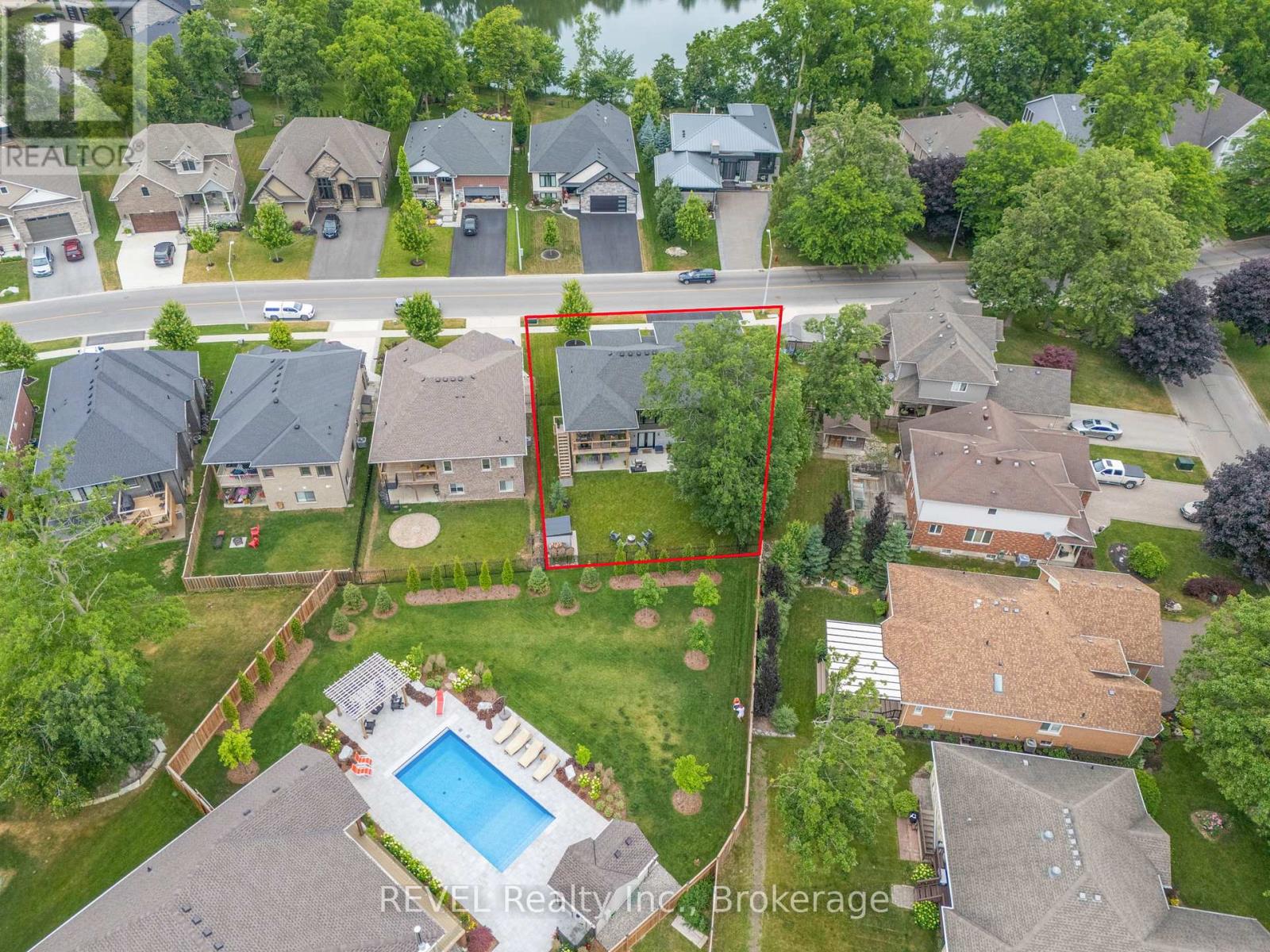 704 Clarence Street, Port Colborne, Ontario  L3K 0A8 - Photo 4 - X12373139