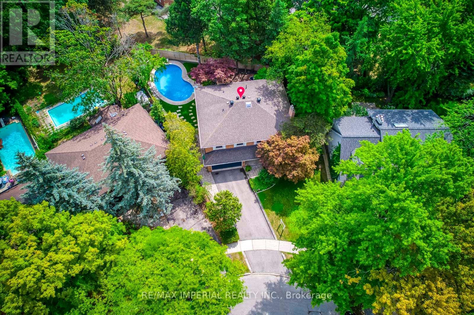 8 Medalist Road, Toronto, Ontario  M2P 1Y3 - Photo 2 - C12373103