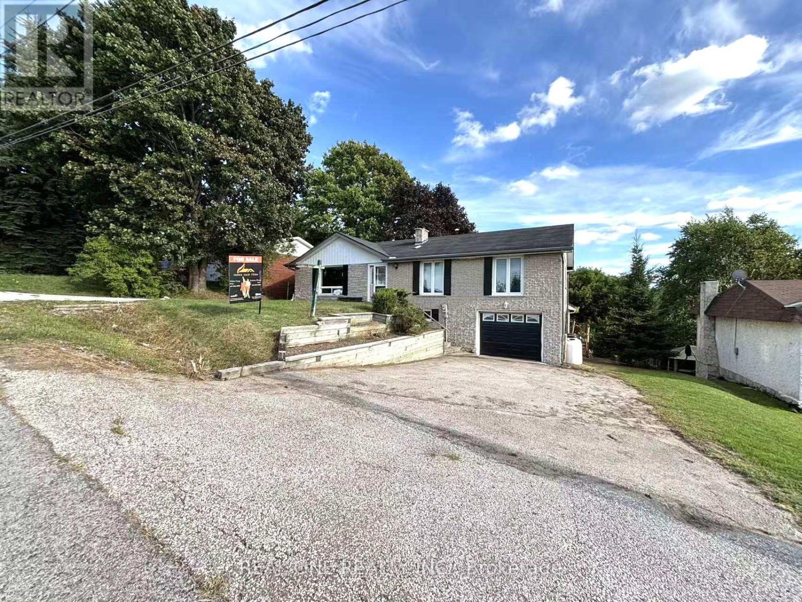 1377 Old Green Lane E, East Gwillimbury, Ontario  L9N 0L8 - Photo 3 - N12373097