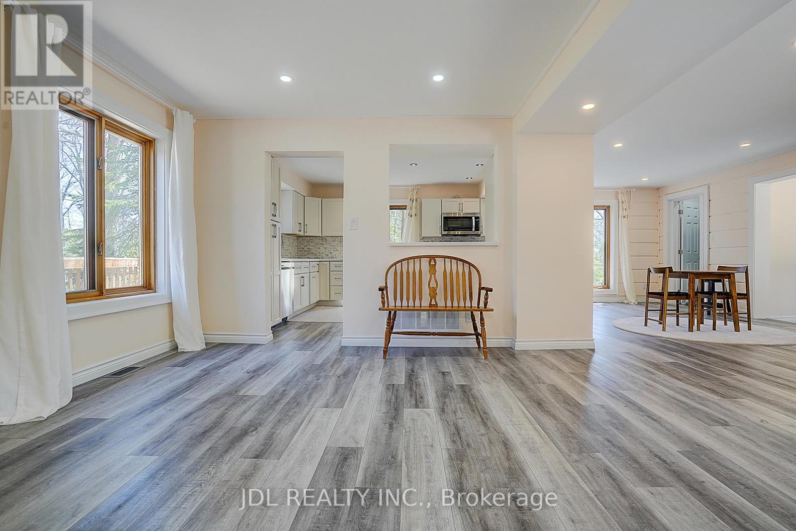 646 Oxbow Park Drive, Wasaga Beach, Ontario  L9Z 2V2 - Photo 6 - S12373117