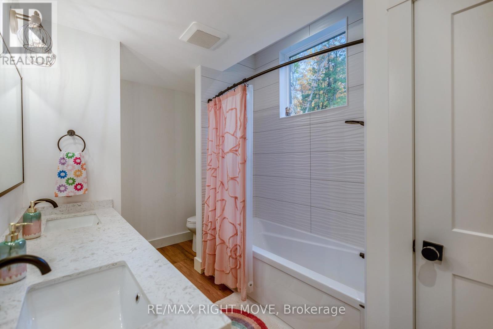1025 Davis Drive, Gravenhurst, Ontario  P0E 1N0 - Photo 32 - X12373129